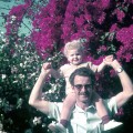 30-Eber com o filho Clinton no jardim de casa - Nelspruit 1975