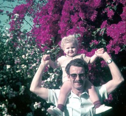 30-Eber com o filho Clinton no jardim de casa - Nelspruit 1975